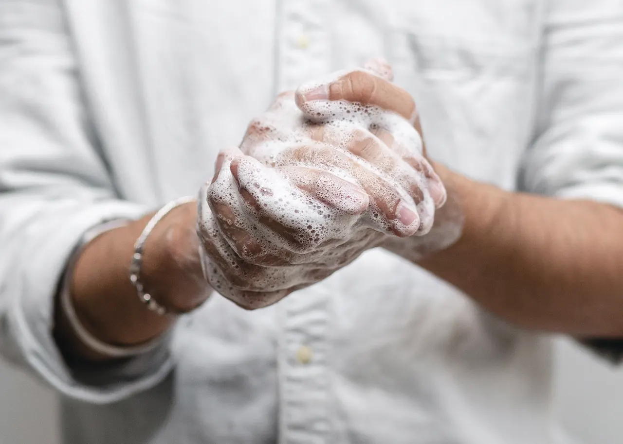 Persona limpiándose las manos